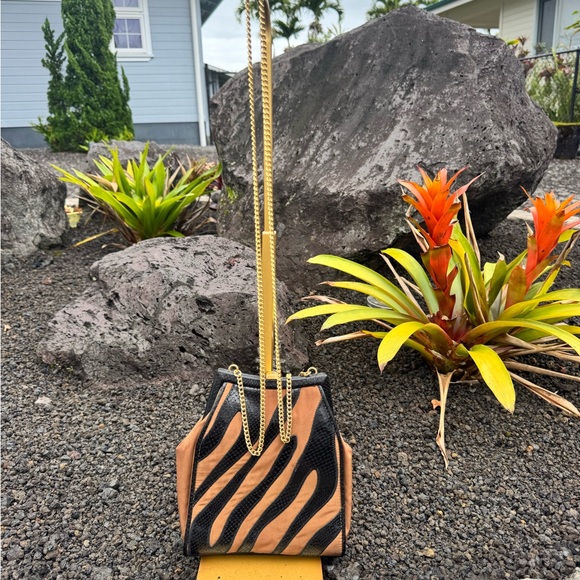 Vintage Sharif USA Tiger Stripe Suede Snakeskin Crossbody Gold Chain - Picture 3 of 9